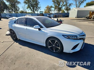 Czwarte zdjęcie samochodu z boku: 2020 TOYOTA CAMRY XSE VIN:4T1K61AK7LU504132 - miniatura