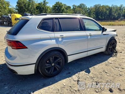 Trzecie zdjęcie samochodu z tyłu: 2021 VOLKSWAGEN TIGUAN SE R-LINE BLACK VIN:3VVCB7AX7RM188071 - miniatura