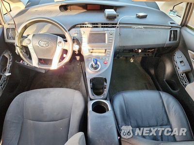 Zdjęcie 8 z 12 samochodu: 2013 TOYOTA PRIUS TWO VIN:JTDKN3DU6D1680608 - miniatura