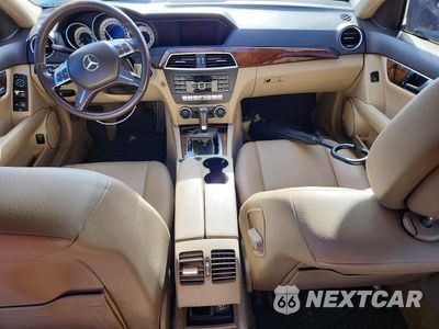 Zdjęcie 8 z 12 samochodu: 2012 MERCEDES-BENZ C 300 4MATIC VIN:WDDGF8BB6CA689816 - miniatura