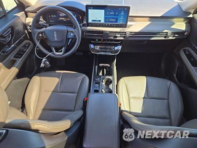 Zdjęcie 8 z 14 samochodu: 2025 LINCOLN CORSAIR PREMIERE VIN:5LMCJ1CA8SUL04489 - miniatura