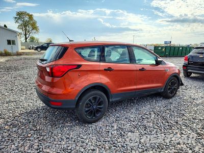 Trzecie zdjęcie samochodu z tyłu: 2019 FORD ESCAPE S VIN:1FMCU0F75KUA96009 - miniatura