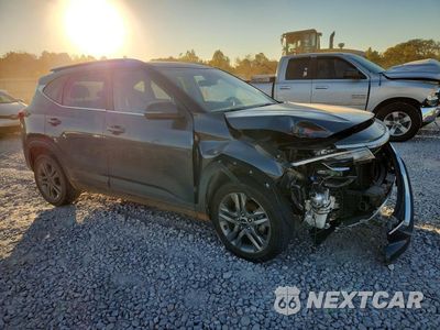 Czwarte zdjęcie samochodu z boku: 2023 KIA SELTOS S VIN:KNDEU2AA8P7466872 - miniatura