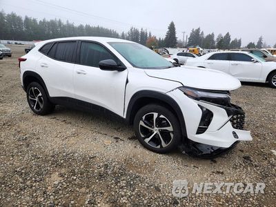 Czwarte zdjęcie samochodu z boku: 2024 CHEVROLET TRAX 1RS VIN:KL77LGE26RC067610 - miniatura