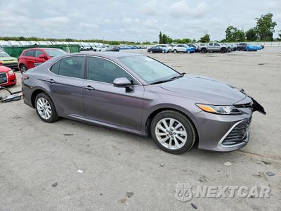 Czwarte zdjęcie samochodu z boku: 2021 TOYOTA CAMRY LE VIN:4T1C11AK0MU615948 - miniatura