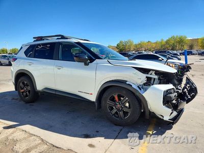 Czwarte zdjęcie samochodu z boku: 2025 NISSAN ROGUE ROCK CREEK VIN:5N1BT3BB5SC847173 - miniatura