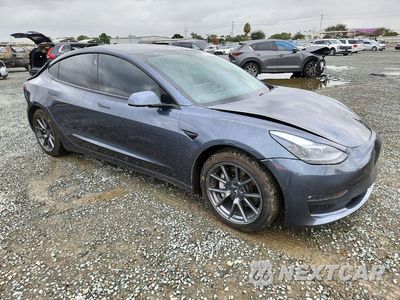 Czwarte zdjęcie samochodu z boku: 2021 TESLA MODEL 3 VIN:5YJ3E1EB0MF879621 - miniatura