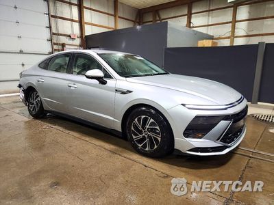 Czwarte zdjęcie samochodu z boku: 2026 HYUNDAI SONATA HYBRID BLUE VIN:KMHL24JJ5TA159841 - miniatura