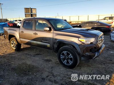 Czwarte zdjęcie samochodu z boku: 2017 TOYOTA TACOMA TRD SPORT VIN:5TFCZ5AN4HX100910 - miniatura