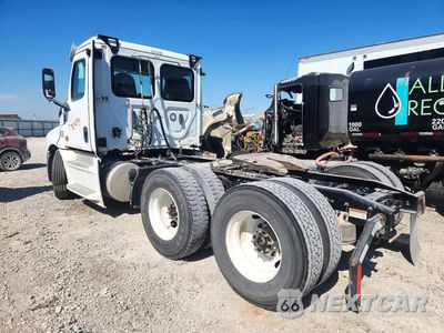 Drugie zdjęcie samochodu z przodu: 2019 FREIGHTLINER CASCADIA 126 SEMI TRUCK VIN:3AKJHLDV8KSKP8311 - miniatura