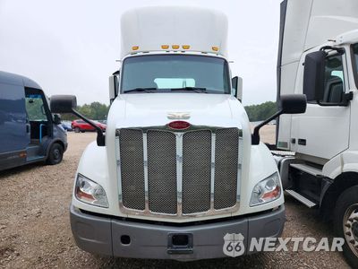 Piąte zdjęcie samochodu w środku: 2018 PETERBILT 579 SEMI TRUCK VIN:1XPBA48X9JD446445 - miniatura