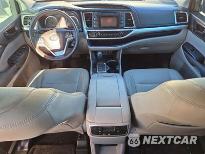 Zdjęcie 8 z 13 samochodu: 2019 TOYOTA HIGHLANDER LE VIN:5TDZARFH0KS060950 - miniatura