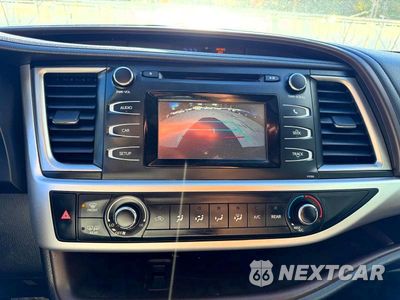 Zdjęcie 11 z 12 samochodu: 2018 TOYOTA HIGHLANDER LE VIN:5TDBZRFH9JS904623 - miniatura