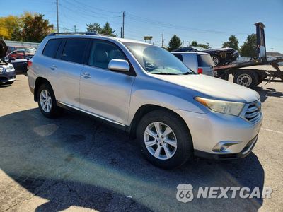 Czwarte zdjęcie samochodu z boku: 2013 TOYOTA HIGHLANDER SE VIN:5TDBK3EH8DS200243 - miniatura