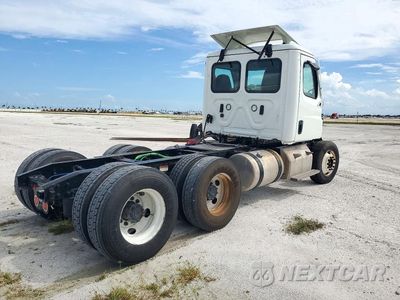 Trzecie zdjęcie samochodu z tyłu: 2024 FREIGHTLINER CASCADIA 126
