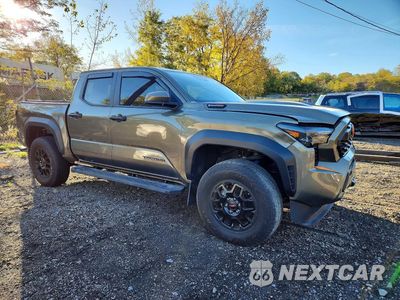 Czwarte zdjęcie samochodu z boku: 2025 TOYOTA TACOMA TRD OFF-ROAD HV VIN:3TYLC5LN5ST037848 - miniatura
