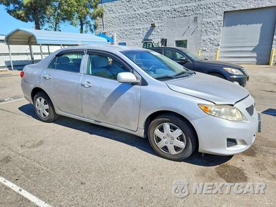 Czwarte zdjęcie samochodu z boku: 2010 TOYOTA COROLLA LE VIN:1NXBU4EE5AZ253703 - miniatura