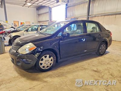 2009 NISSAN VERSA 1.8 S 3N1BC11E59L451914 - główne zdjęcie licytacji z USA - miniatura