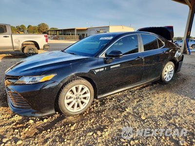 2018 TOYOTA CAMRY LE 4T1B11HK7JU647230 - główne zdjęcie licytacji z USA - miniatura