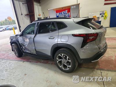 Drugie zdjęcie samochodu z przodu: 2025 CHEVROLET TRAX 1LT VIN:KL77LHEPXSC325103 - miniatura