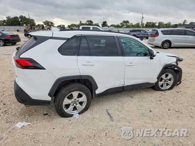 Trzecie zdjęcie samochodu z tyłu: 2021 TOYOTA RAV4 XLE VIN:2T3W1RFV0MW136595 - miniatura