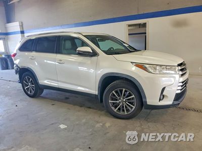 Czwarte zdjęcie samochodu z boku: 2019 TOYOTA HIGHLANDER XLE VIN:5TDJZRFH6KS619231 - miniatura