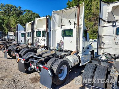 Trzecie zdjęcie samochodu z tyłu: 2015 KENWORTH T680 SEMI TRUCK VIN:1XKYA48X6FJ462482 - miniatura
