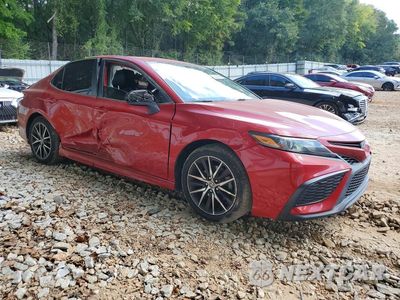 Czwarte zdjęcie samochodu z boku: 2021 TOYOTA CAMRY SE VIN:4T1G11AK8MU445033 - miniatura