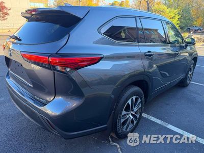 Trzecie zdjęcie samochodu z tyłu: 2021 TOYOTA HIGHLANDER XLE VIN:5TDGZRBH1MS557448 - miniatura