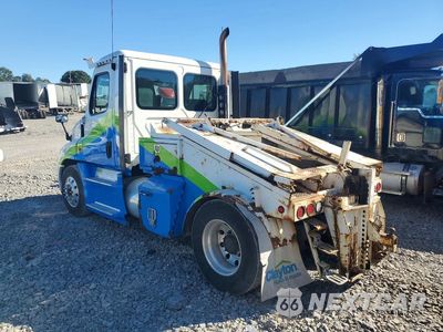Drugie zdjęcie samochodu z przodu: 2017 FREIGHTLINER CASCADIA 1 - SEMI TRUCK VIN:1FVAGDBG0HLJE1484 - miniatura