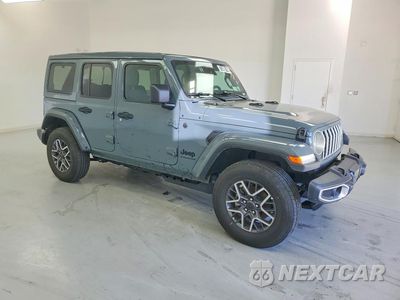 Czwarte zdjęcie samochodu z boku: 2026 JEEP WRANGLER SAHARA VIN:1C4PJXEN4TW253980 - miniatura