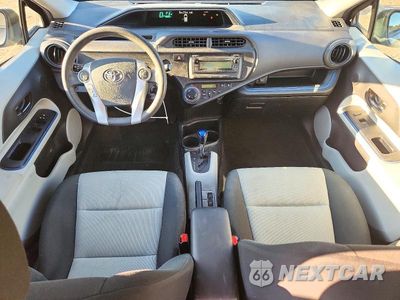 Zdjęcie 8 z 12 samochodu: 2013 TOYOTA PRIUS C TWO VIN:JTDKDTB33D1531151 - miniatura