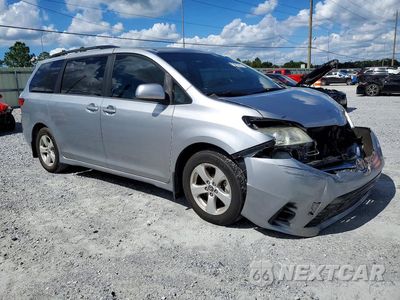 Czwarte zdjęcie samochodu z boku: 2018 TOYOTA SIENNA LE VIN:5TDKZ3DC1JS937636 - miniatura