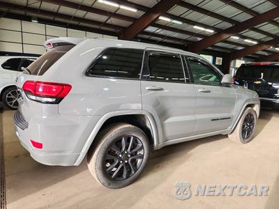 Trzecie zdjęcie samochodu z tyłu: 2020 JEEP GRAND CHEROKEE LAREDO VIN:1C4RJFAG8LC293474 - miniatura