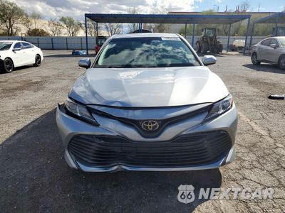 Piąte zdjęcie samochodu w środku: 2018 TOYOTA CAMRY LE VIN:4T1B11HK7JU129084 - miniatura