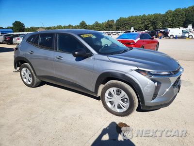 Czwarte zdjęcie samochodu z boku: 2026 CHEVROLET TRAX LS VIN:KL77LFEP4TC002641 - miniatura