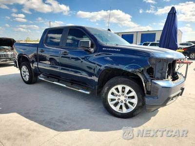 Czwarte zdjęcie samochodu z boku: 2020 CHEVROLET SILVERADO C1500 CUSTOM VIN:3GCPWBEKXLG360296 - miniatura