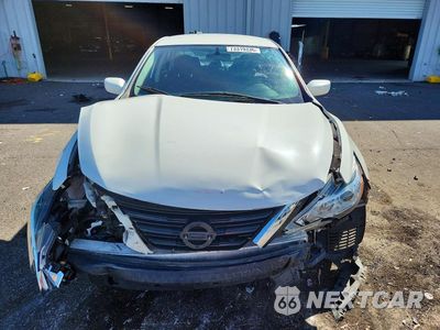 Piąte zdjęcie samochodu w środku: 2017 NISSAN ALTIMA 2.5 S VIN:1N4AL3APXHN337532 - miniatura