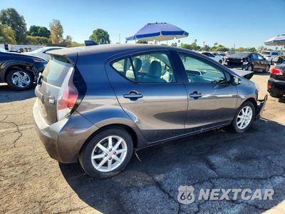 Trzecie zdjęcie samochodu z tyłu: 2016 TOYOTA PRIUS C FOUR VIN:JTDKDTB36G1126177 - miniatura