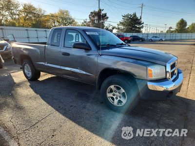 Czwarte zdjęcie samochodu z boku: 2005 DODGE DAKOTA SLT VIN:1D7HW42N15S220525 - miniatura