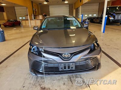Piąte zdjęcie samochodu w środku: 2018 TOYOTA CAMRY LE VIN:4T1B11HK0JU101627 - miniatura