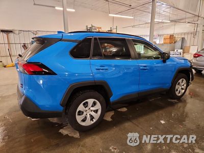 Trzecie zdjęcie samochodu z tyłu: 2020 TOYOTA RAV4 LE VIN:JTMF1RFV7LD062068 - miniatura