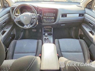 Zdjęcie 8 z 13 samochodu: 2016 MITSUBISHI OUTLANDER ES VIN:JA4AD2A31GZ005155 - miniatura