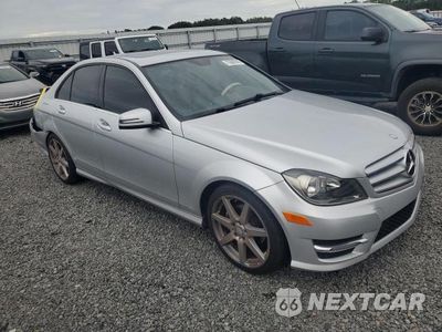 Czwarte zdjęcie samochodu z boku: 2013 MERCEDES-BENZ C 250 VIN:WDDGF4HBXDA838861 - miniatura