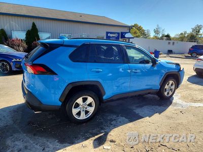 Trzecie zdjęcie samochodu z tyłu: 2019 TOYOTA RAV4 XLE VIN:JTMP1RFV2KJ001084 - miniatura