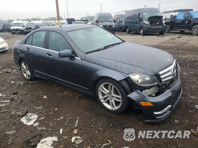 Czwarte zdjęcie samochodu z boku: 2013 MERCEDES-BENZ C 300 4MATIC VIN:WDDGF8AB8DR267146 - miniatura