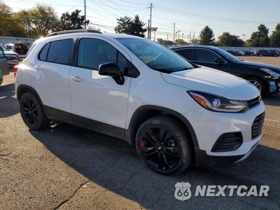 Czwarte zdjęcie samochodu z boku: 2020 CHEVROLET TRAX 1LT VIN:3GNCJPSB2LL236214 - miniatura