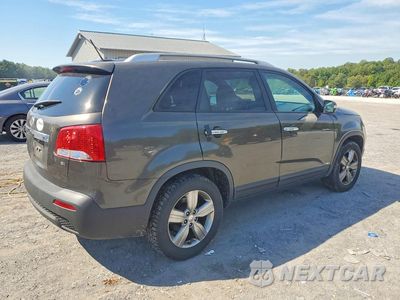 Trzecie zdjęcie samochodu z tyłu: 2013 KIA SORENTO EX VIN:5XYKUCA68DG409381 - miniatura