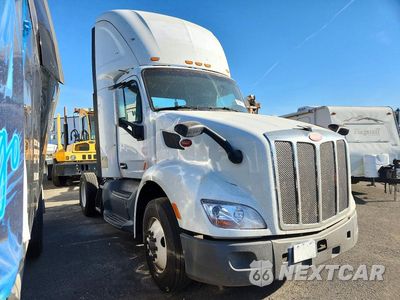 Czwarte zdjęcie samochodu z boku: 2019 PETERBILT 579 SEMI TRUCK VIN:1XPBA48X8KD478661 - miniatura