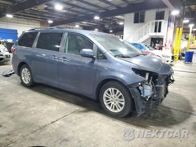Czwarte zdjęcie samochodu z boku: 2017 TOYOTA SIENNA XLE 8-PASSENGER VIN:5TDYZ3DC4HS803627 - miniatura